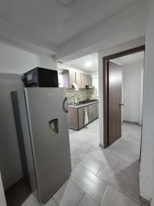 an empty kitchen with a refrigerator in a room at Apartamento centro de pereira a 2 cuadras del hospital san jorge in Pereira