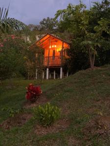Taman di luar La esmeralda