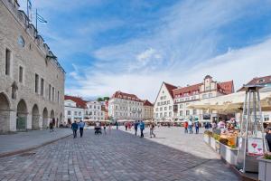 Pemandangan umum bagi Tallinn atau pemandangan bandar yang diambil dari apartmen