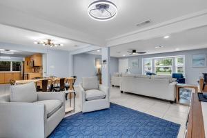 Χώρος καθιστικού στο Siesta on Lee - SRQ Pool Home Near Top Beaches!