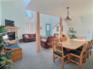 een woonkamer met een houten tafel en stoelen bij 2 Bed Cabin Fireplace Lodgepole Pines in Leadville