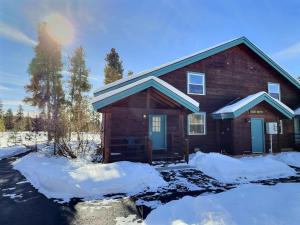 een blokhut met sneeuw ervoor bij 2 Bed Cabin Fireplace Lodgepole Pines in Leadville