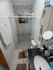 Un baño de Casa Completa Aconchegante e Decorada 16 fotos más