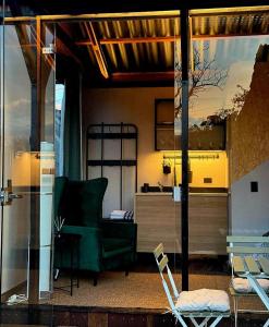 Χώρος καθιστικού στο Boutique Cabin