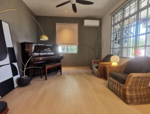 Χώρος καθιστικού στο Ryui's Bungalow 5,403sqft - Room only, "Entire House depo is RM300''