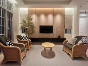 Μια τηλεόραση ή/και κέντρο ψυχαγωγίας στο Ryui's Bungalow 5,403sqft - Room only, "Entire House depo is RM300''