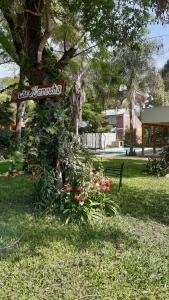 ein Schild an einem Baum in einem Park in der Unterkunft Che Kerecha- Casa quinta in Riachuelo