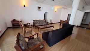salon z krzesłami, kanapą i stołem w obiekcie Ranliya Resort Anuradhapura w mieście Anuradhapura +20 zdjęć