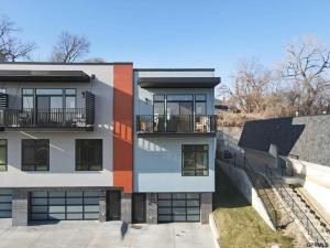 una vista esterna di un edificio di Midtown Luxury - 2 Master Suites - Near UNMC a Omaha