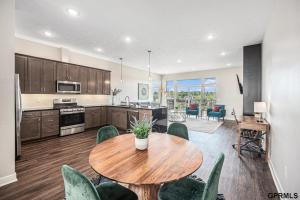 una cucina e una sala da pranzo con tavolo e sedie di Midtown Luxury - 2 Master Suites - Near UNMC a Omaha