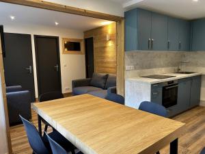 Kuchyň nebo kuchyňský kout v ubytování Bel appartement rénové à Plagne Bellecôte pour 7 personnes, proche télécabine - FR-1-351-270