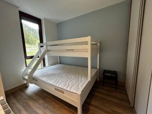 Postel nebo postele na pokoji v ubytování Bel appartement rénové à Plagne Bellecôte pour 7 personnes, proche télécabine - FR-1-351-270
