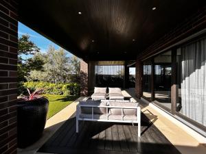 Posezení v ubytování Deluxe Grand Suite in the west of Melbourne