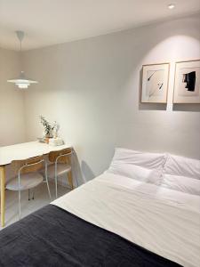 Gallery image of Rym Stay, Cozy 2BR, 3 Beds with Kitchen near Lotte Tower, Lotte World, KSPO Dome, & COEX, Licensed stay in Seoul