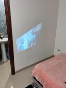 カリにあるa new dayのベッドルーム1室(壁に看板付) +9枚の写真