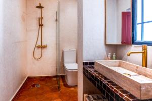 Un baño con ducha, lavabo e inodoro. en Riad Librah Kasbah, médina Place JAMEAA LEFNA, en Marrakech 47 fotos más