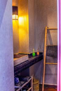 Un baño con una estantería con dos literas. en Riad Librah Kasbah, médina Place JAMEAA LEFNA, en Marrakech