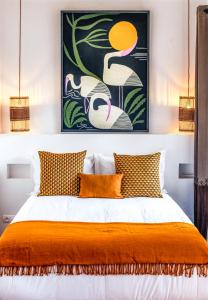 Un dormitorio con una cama con una manta naranja. en Riad Librah Kasbah, médina Place JAMEAA LEFNA, en Marrakech