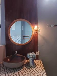 a bathroom with a large sink and a mirror at Pondok Layung in Tegalalang