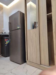 Una cocina con refrigerador de acero inoxidable en una habitación. en Experts, en Seis de Octubre