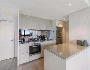 O bucătărie sau chicinetă la Docklands Luxury & Stunning Views - Pool, Gym, Yoga & Parking