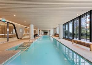 Piscina de la sau aproape de Docklands Luxury & Stunning Views - Pool, Gym, Yoga & Parking