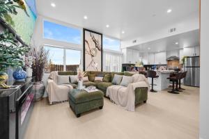 エルカホンにあるEntire Private 3BR - 2Bth w Yard, Parking, King Bed, Hot Tubのソファと椅子、キッチンのあるリビングルーム