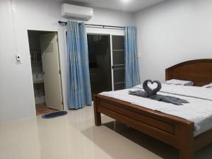 Postel nebo postele na pokoji v ubytování ศุภักษรอพาร์ทเม้นและสระว่ายน้ำ Supakson apartement and pools