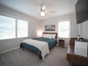 a bedroom with a bed and a ceiling fan at Flamingo Ln House - Peloton EV Chrgr 3-Bedr 2-Bath in Dallas