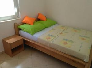 Postel nebo postele na pokoji v ubytování Apartments Rogoznica