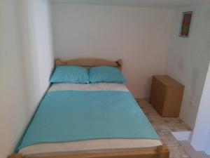 Postel nebo postele na pokoji v ubytování Apartments Rogoznica