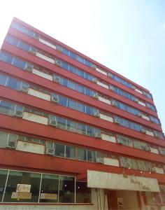 un grand bâtiment rouge avec de nombreuses fenêtres dans l'établissement Hotel Maria Victoria Xalapa, à Xalapa