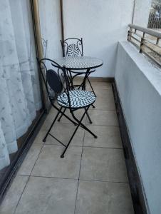 a table and two chairs sitting on a balcony at Apartamento 1D 1 B Metro Manuel Montt in Santiago