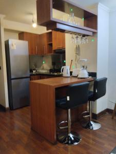 a kitchen with a counter and a refrigerator at Apartamento 1D 1 B Metro Manuel Montt in Santiago
