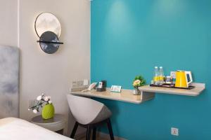 Příslušenství pro přípravu čaje a kávy v ubytování Magnotel Hotel Dandong Railway Yalv River