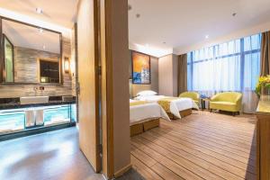 Una habitación de hotel con dos camas y un baño. en MAIHAOHOTELS, en Sanjiang