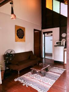 Η κουζίνα ή μικρή κουζίνα στο Authentic Thai Wooden House Coconut Lane +16 φωτογραφίες