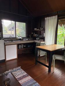 Η κουζίνα ή μικρή κουζίνα στο Authentic Thai Wooden House Coconut Lane