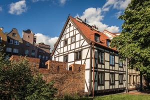 an old building in front of a brick wall at Littleheaven Studia & Apartmenty in Gdańsk