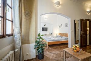 ein Schlafzimmer mit einem Bett und einem Tisch in einem Zimmer in der Unterkunft Apartmány Nerudova 36 in Prag