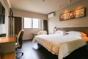 Кровать или кровати в номере Jinjiang Inn Select Xiamen International Airport +149 фотографий