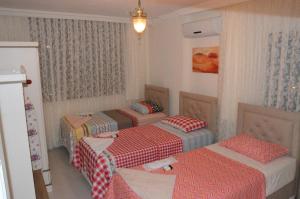 a room with three beds in a room at Konaklar Apart Premium in Trabzon