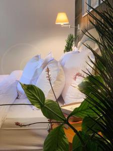 um quarto com uma cama com almofadas brancas em السياحيه الاولي em Cidade 6 de Outubro
