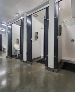 Prairie Junction Resort - Furnished RV Apartments في Stettler: ممر فيه مرايا وكرسي في غرفه