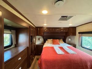 Prairie Junction Resort - Furnished RV Apartments في Stettler: غرفة نوم مع سرير في سيارة أجرة +52 صورة