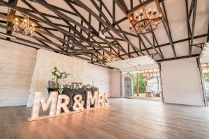 Prairie Junction Resort - Furnished RV Apartments في Stettler: قاعة رقص عليها لافتة "السيد والسيدة" في غرفة