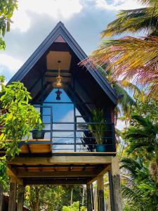 シギリヤにあるThe Warming Nest Tree Houseの植物のあるバルコニー付きの家