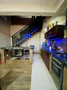 a kitchen with a counter top and a staircase at Moderno departamento en el corazón de la ciudad in Trinidad