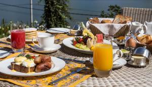 una mesa con platos de comida y jugo de naranja en Hill Rise Luxury Villa & Stables by Edwards Collection, en Nuwara Eliya