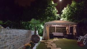 einen Pavillon im Hinterhof in der Nacht in der Unterkunft B&B Ai Prati in Bergamo